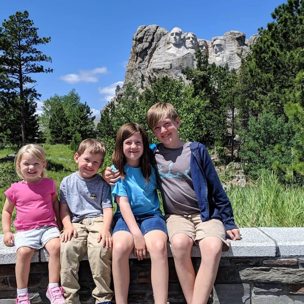 kids in front of Mount Rushmore
